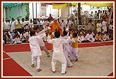 Balaks dance during Swamishri's walk