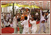 Swamishri joins the balaks as they dance joyfully