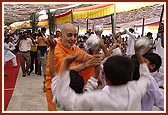 Swamishri joins the balaks as they dance joyfully
