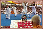Balaks and youths dance to the tune of a devotional song during Swamishri's puja
