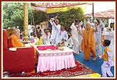 Balaks and youths dance to the tune of a devotional song during Swamishri's puja