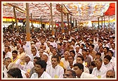 Devotees engaged in darshan of Swamsihri's puja