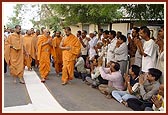 Swamishri on his way to perform his morning puja 