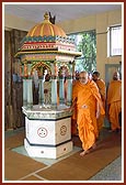 Swamishri having darshan at the memorial shrine of Purushottam Swami
