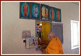 Swamishri having darshan at the memorial shrine of Purushottam Swami