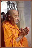 Swamishri has darshan of Thakorji before his morning puja