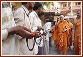 Swamishri blesses devotees from Khandesh (Maharashtra)