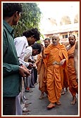 Swamishri blesses devotees from Khandesh (Maharashtra)