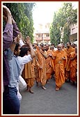 Youths share a light moment with Swamishri