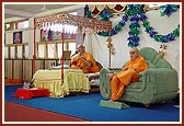 Pujya Viveksagar Swami discourses to the morning assembly