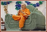 Swamishri blesses the morning assembly 