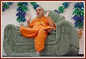 Swamishri blesses the morning assembly 
