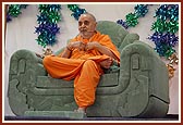 Swamishri blesses the morning assembly 