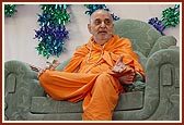 Swamishri blesses the morning assembly 