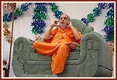 Swamishri blesses the morning assembly 