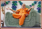 Swamishri blesses the morning assembly 