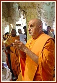 Swamishri performs rajbhog arti on his arrival in Bochasan