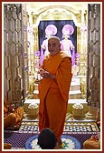 Swamishri performs rajbhog arti on his arrival in Bochasan