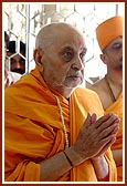 Swamishri engaged in darshan of Thakorji