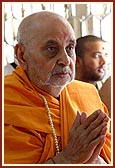 Swamishri engaged in darshan of Thakorji