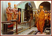 Swamishri doing darshan in the Rangmandap