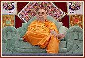 Swamishri blesses the assembly