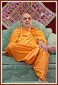 Swamishri blesses the assembly