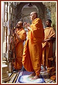 Swamishri has darshan of Thakorji before his morning puja