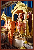 Swamishri performs pujan of the new murtis