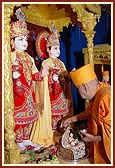 Swamishri performs pujan of the new murtis