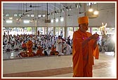 Swamishri performs arti