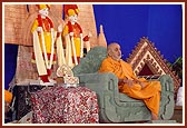 Swamishri blesses the assembly