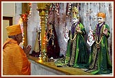 Swamishri has darshan of Thakorji on arrival