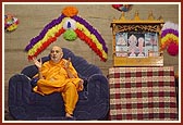 Swamishri blesses the welcome assembly
