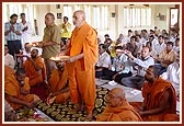 Swamishri performs the patotsav arti