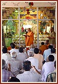 Swamishri performs the patotsav arti