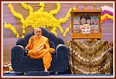 Swamishri blesses the assembly
