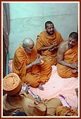 At the birthplace of Shastriji Maharaj, Swamishri prays for world peace and successful completion of Delhi Akshardham project 