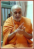 At the birthplace of Shastriji Maharaj, Swamishri prays for world peace and successful completion of Delhi Akshardham project 