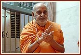 At the birthplace of Shastriji Maharaj, Swamishri prays for world peace and successful completion of Delhi Akshardham project 