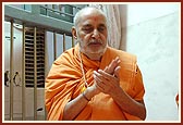 At the birthplace of Shastriji Maharaj, Swamishri prays for world peace and successful completion of Delhi Akshardham project 