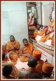 At the birthplace of Shastriji Maharaj, Swamishri prays for world peace and successful completion of Delhi Akshardham project 