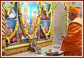 Swamishri performs pujan of Thakorji