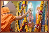 Swamishri performs pujan of Thakorji