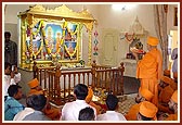 Swamishri performs murti-pratishtha arti