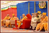 Swamishri blesses the assembly