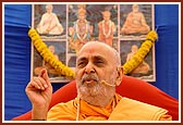 Swamishri blesses the assembly
