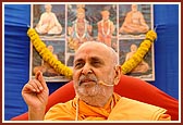 Swamishri blesses the assembly