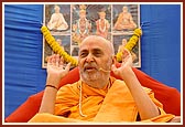 Swamishri blesses the assembly
