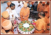 Swamishri performs pujan of the charnarvind at this sacred spot
